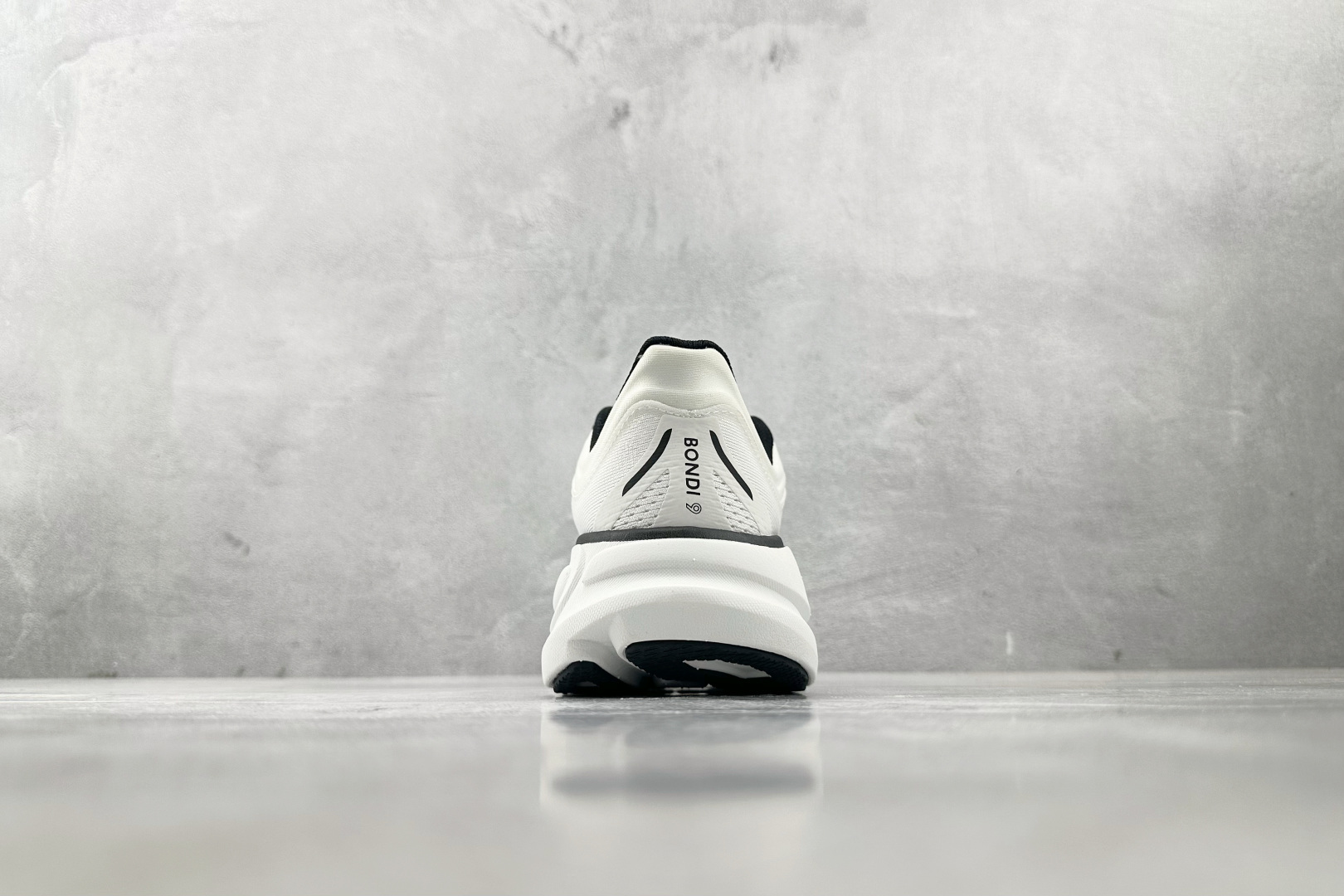 HOKA ONE ONE Bondi 9 白黑色 1162011-WBLC