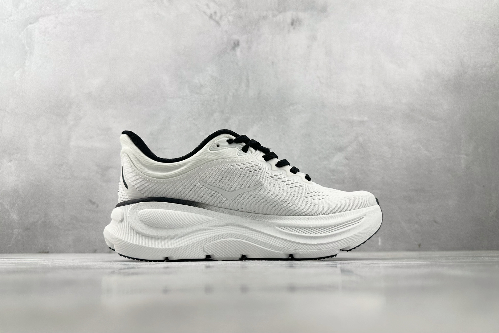 HOKA ONE ONE Bondi 9 白黑色 1162011-WBLC