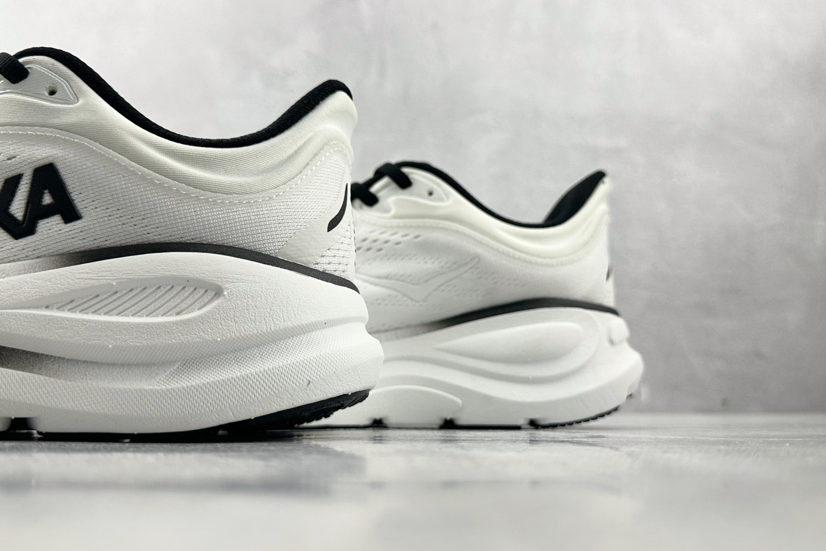 HOKA ONE ONE Bondi 9 白黑色 1162011-WBLC