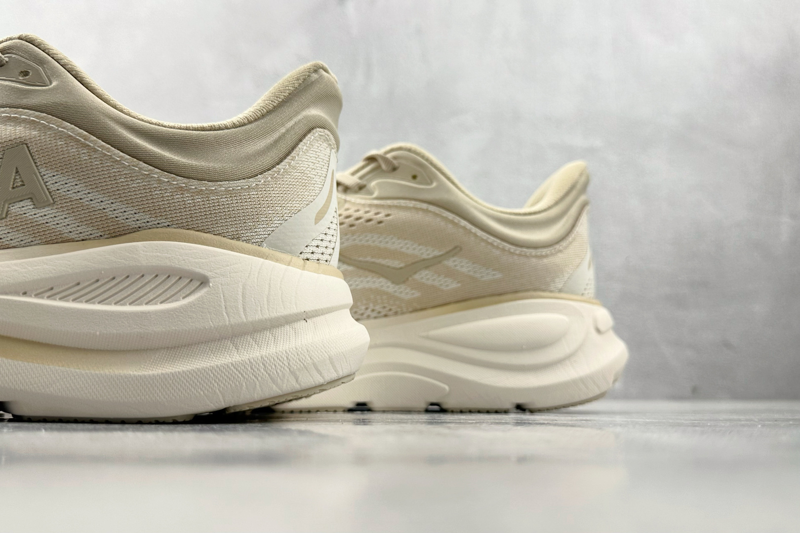 HOKA ONE ONE Bondi 9 米色 1162011-OLTM