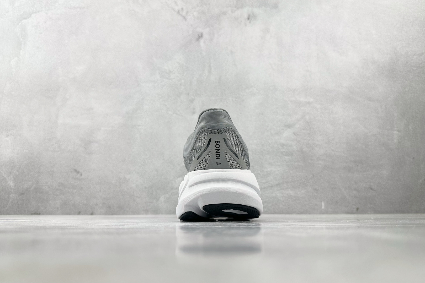 HOKA ONE ONE Bondi 9 灰色 1162013-GCTC