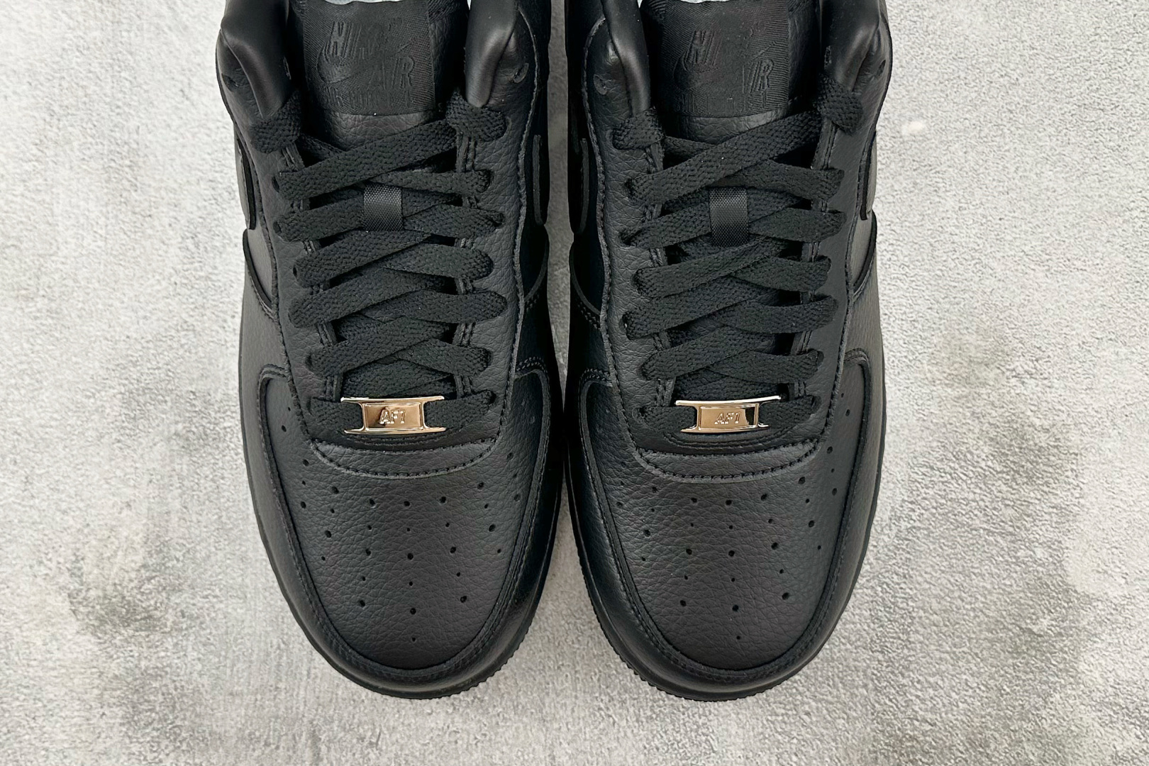 
全新版本升级  Nike Air Force 1 红心桃黑

货号：CZ8065 001
尺码：35.