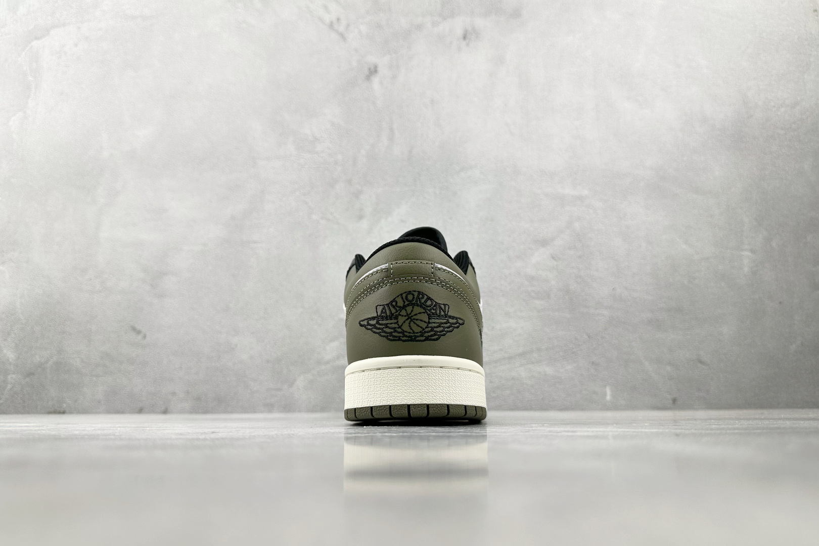 Jordan Air Jordan 1 Low “Medium Olive” 黑白绿 553558-092