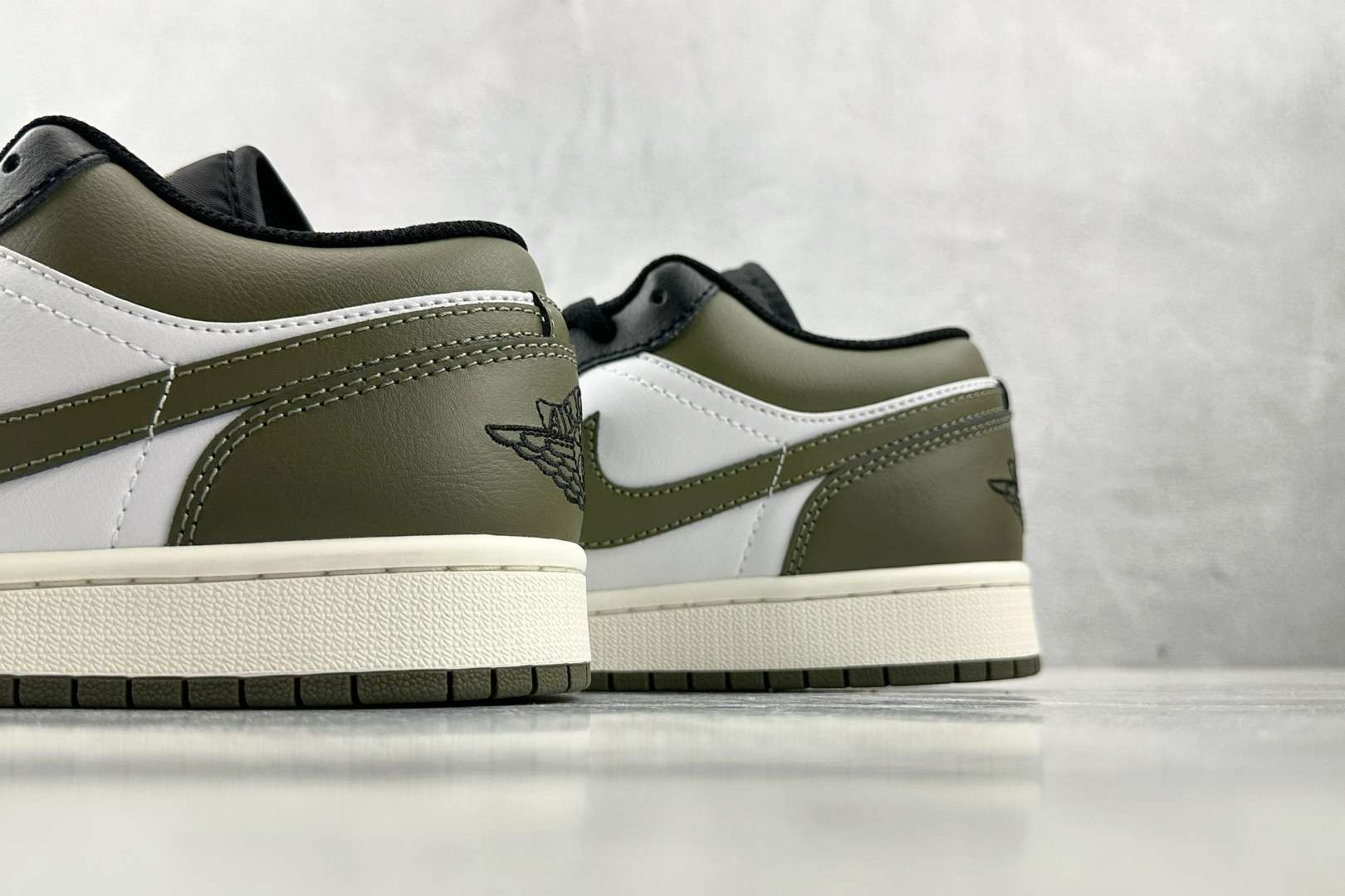 Jordan Air Jordan 1 Low “Medium Olive” 黑白绿 553558-092