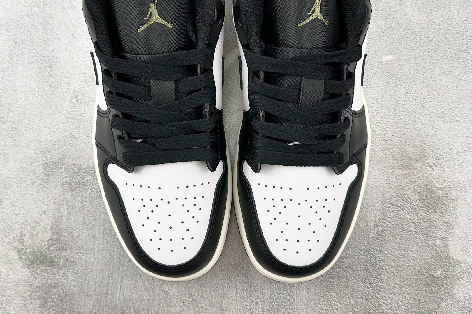 Jordan Air Jordan 1 Low “Medium Olive” 黑白绿 553558-092