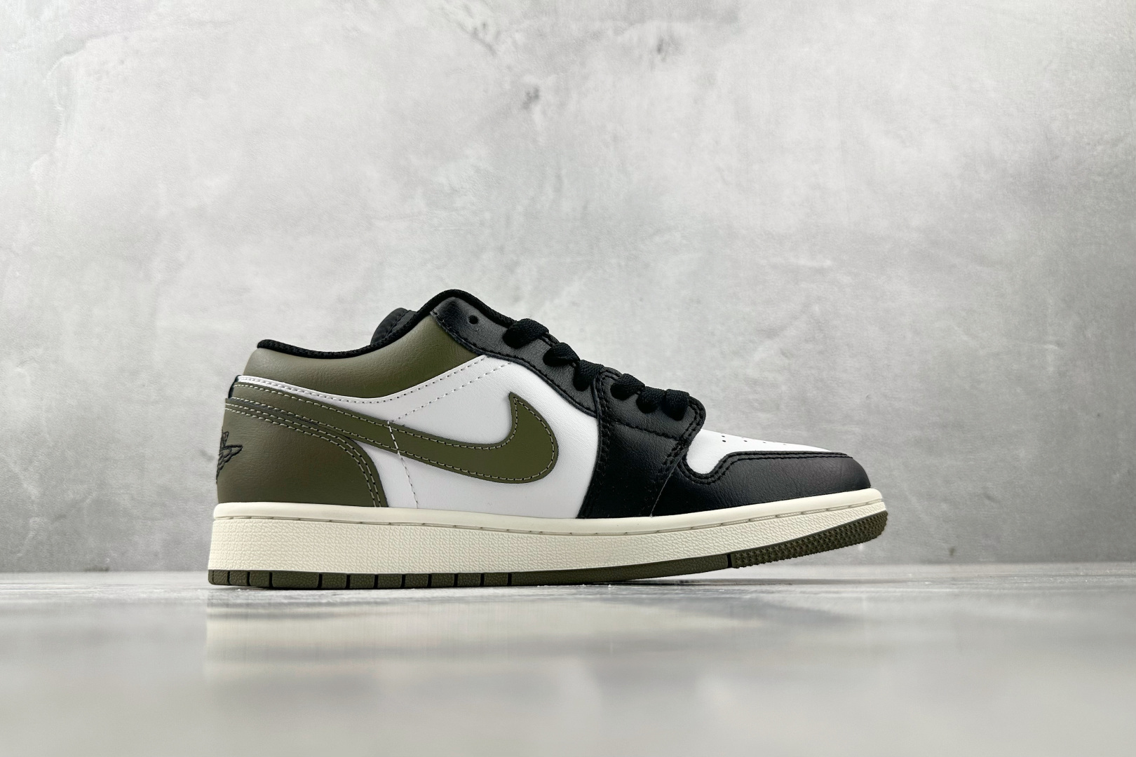 Jordan Air Jordan 1 Low “Medium Olive” 黑白绿 553558-092