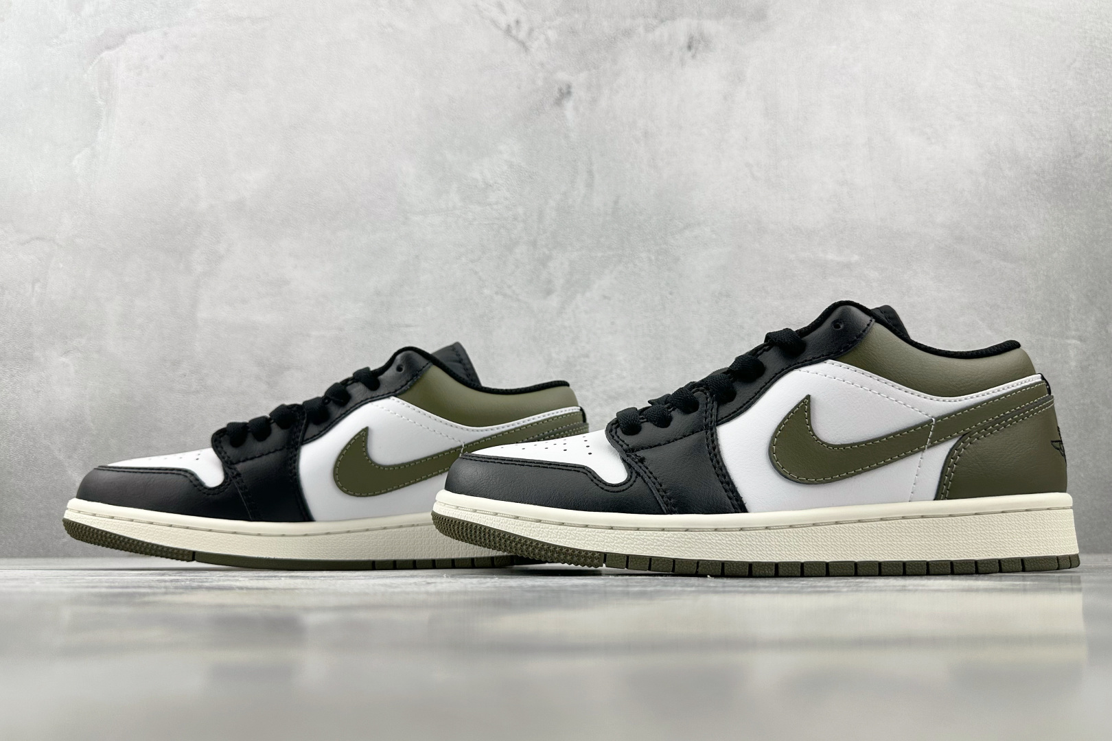 Jordan Air Jordan 1 Low “Medium Olive” 黑白绿 553558-092