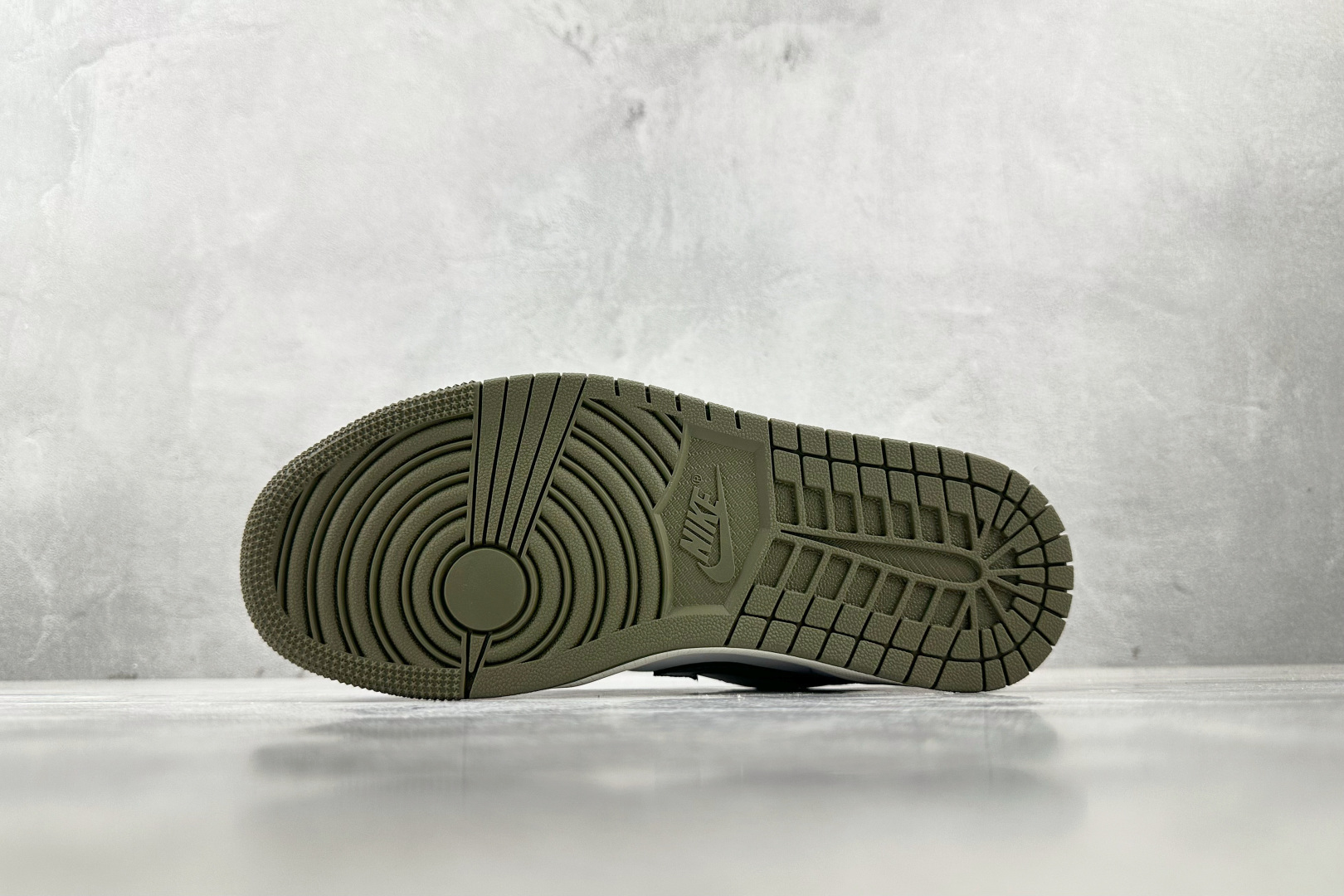Jordan Air Jordan 1 Low “Medium Olive” 黑白绿 553558-092