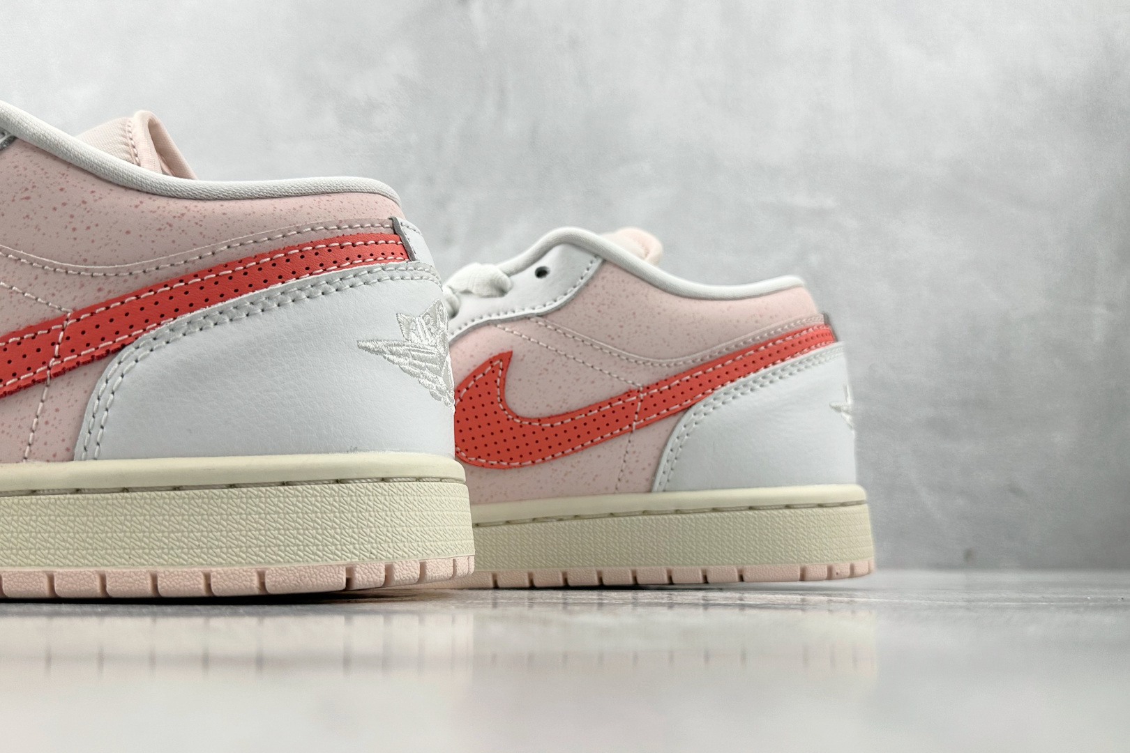 Jordan Air Jordan 1 Low Strawberry Milkshake粉白色 IB8156-133