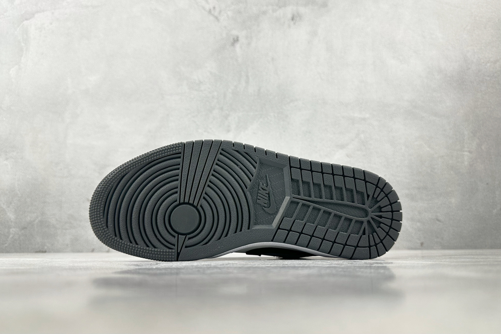 Jordan Air Jordan 1 Low 深灰色 DC0774-102