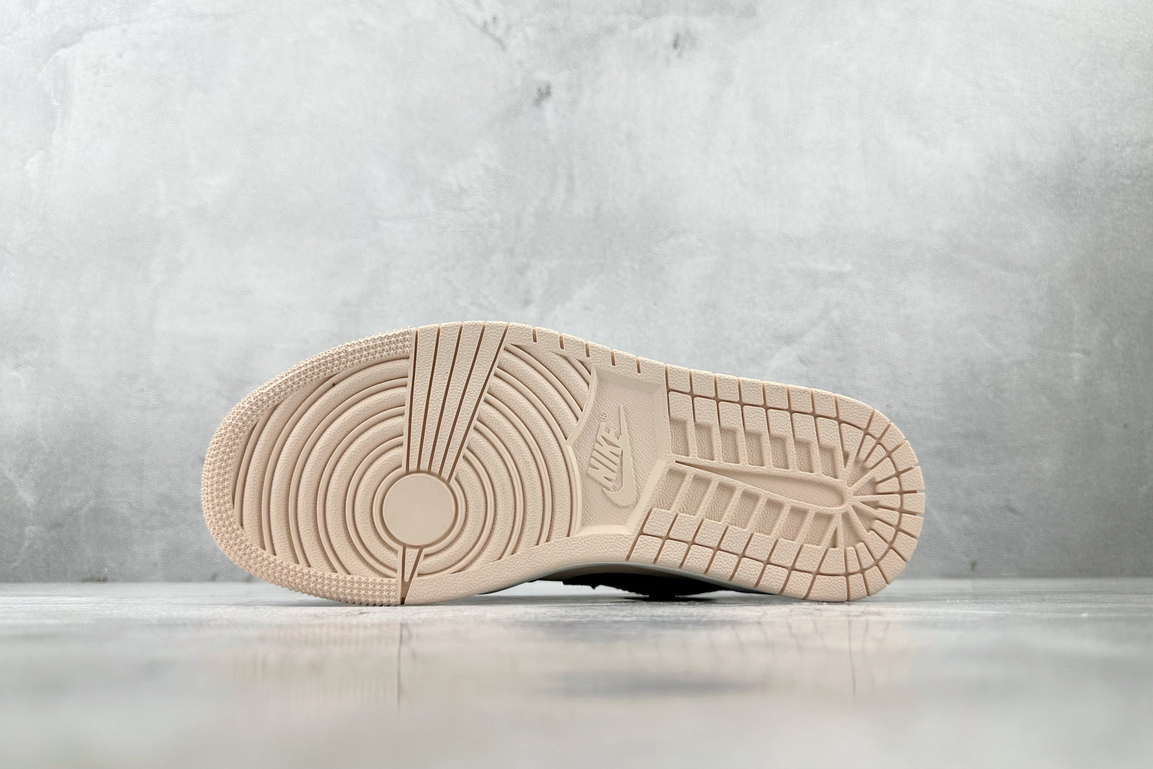 Jordan Air Jordan 1 guava ice 奶茶粉 DC0774-003