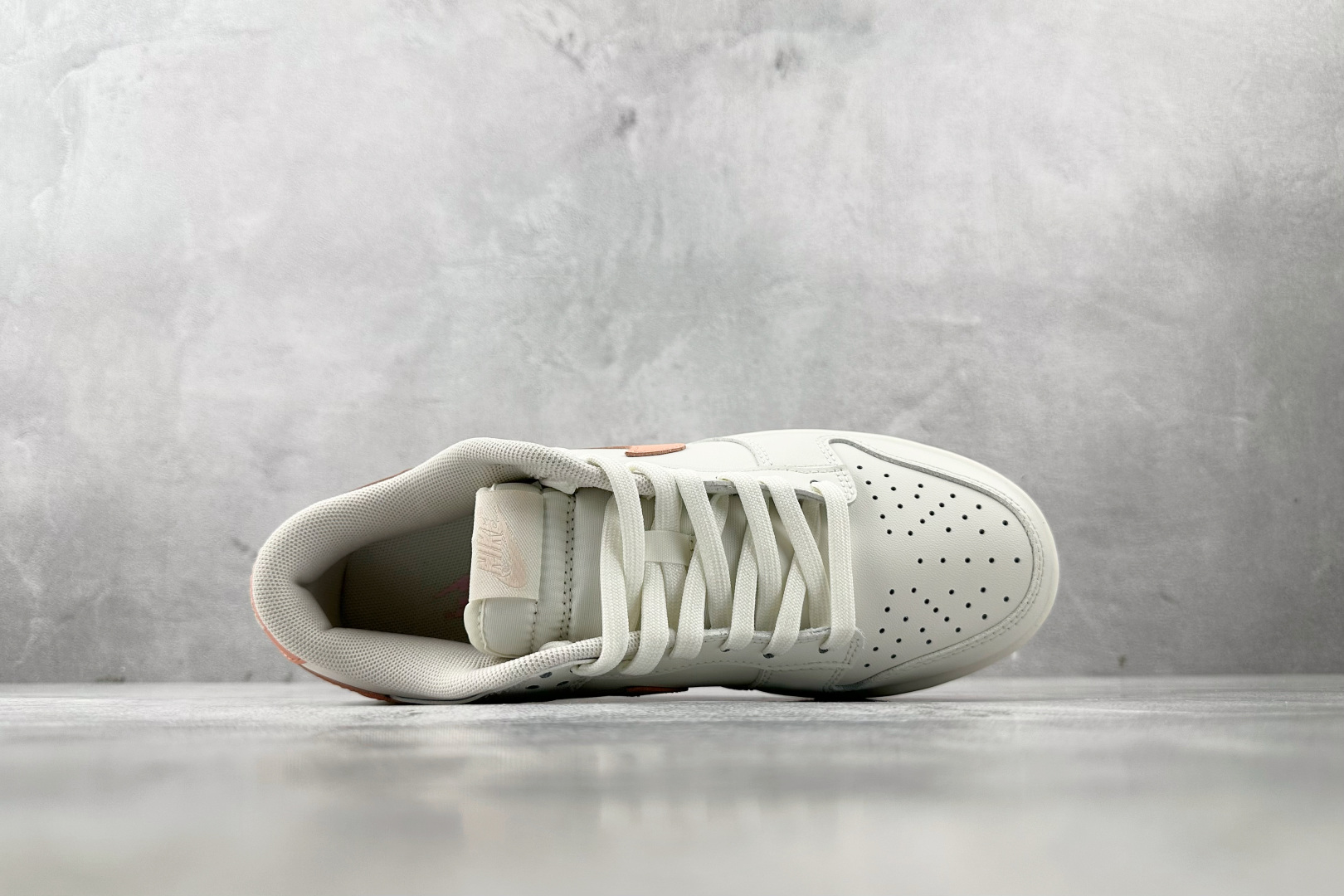 特价 
【定制球鞋】Nike Dunk 桃之夭夭 米白粉

货号：W 015
尺码：35.5 36 36