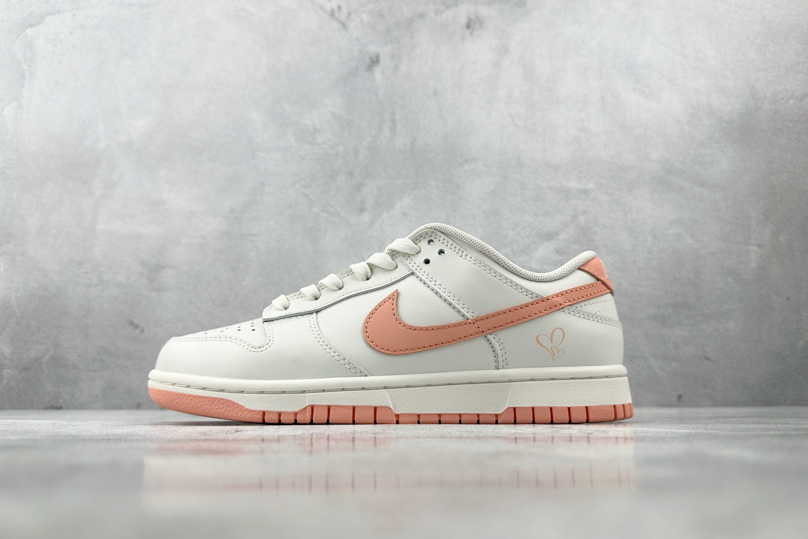 特价 
【定制球鞋】Nike Dunk 桃之夭夭 米白粉

货号：W 015
尺码：35.5 36 36