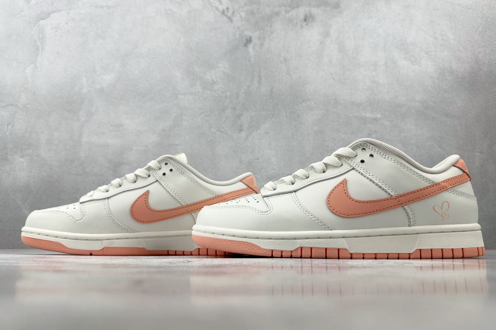 特价 
【定制球鞋】Nike Dunk 桃之夭夭 米白粉

货号：W 015
尺码：35.5 36 36