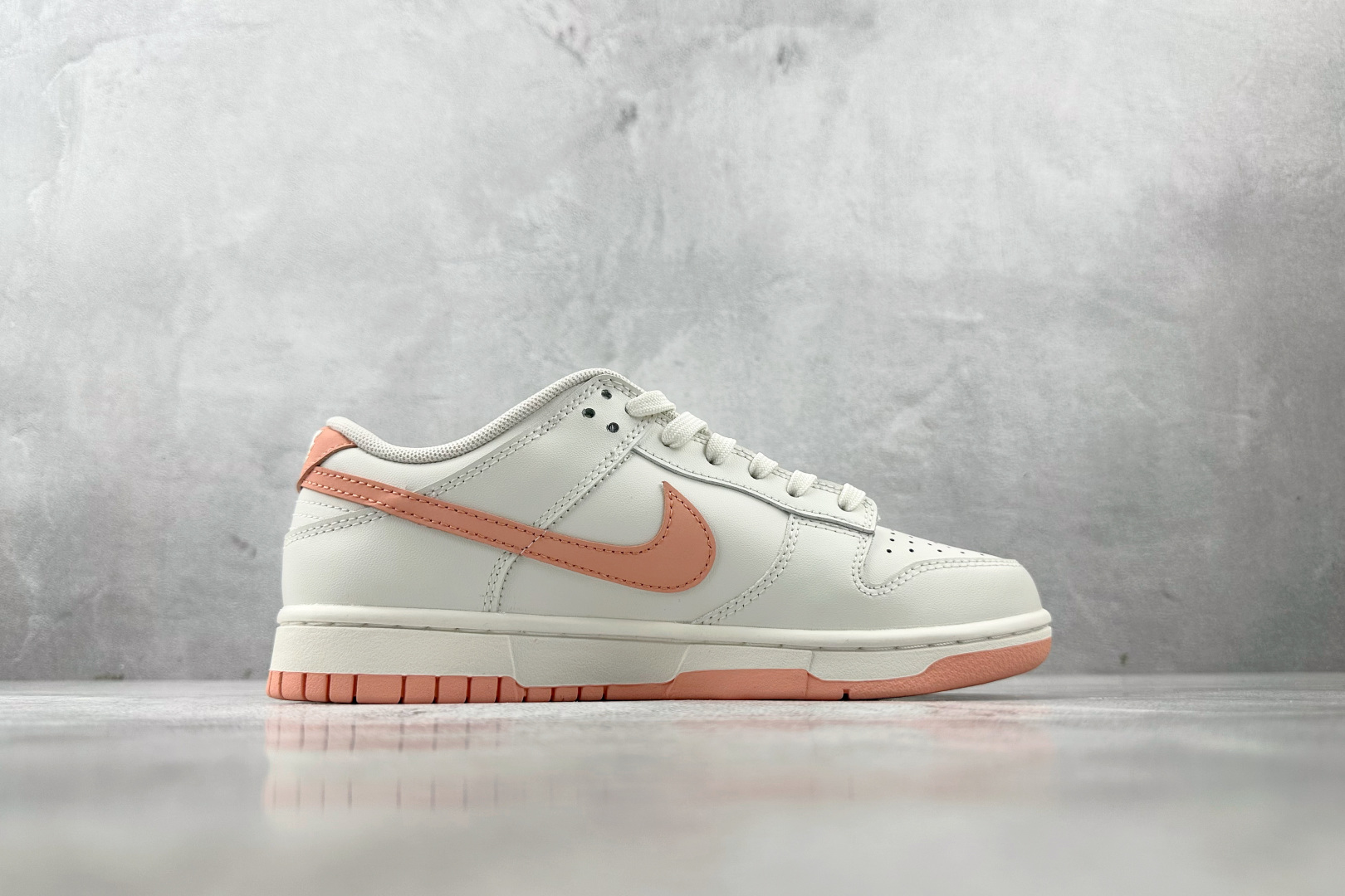 特价 
【定制球鞋】Nike Dunk 桃之夭夭 米白粉

货号：W 015
尺码：35.5 36 36
