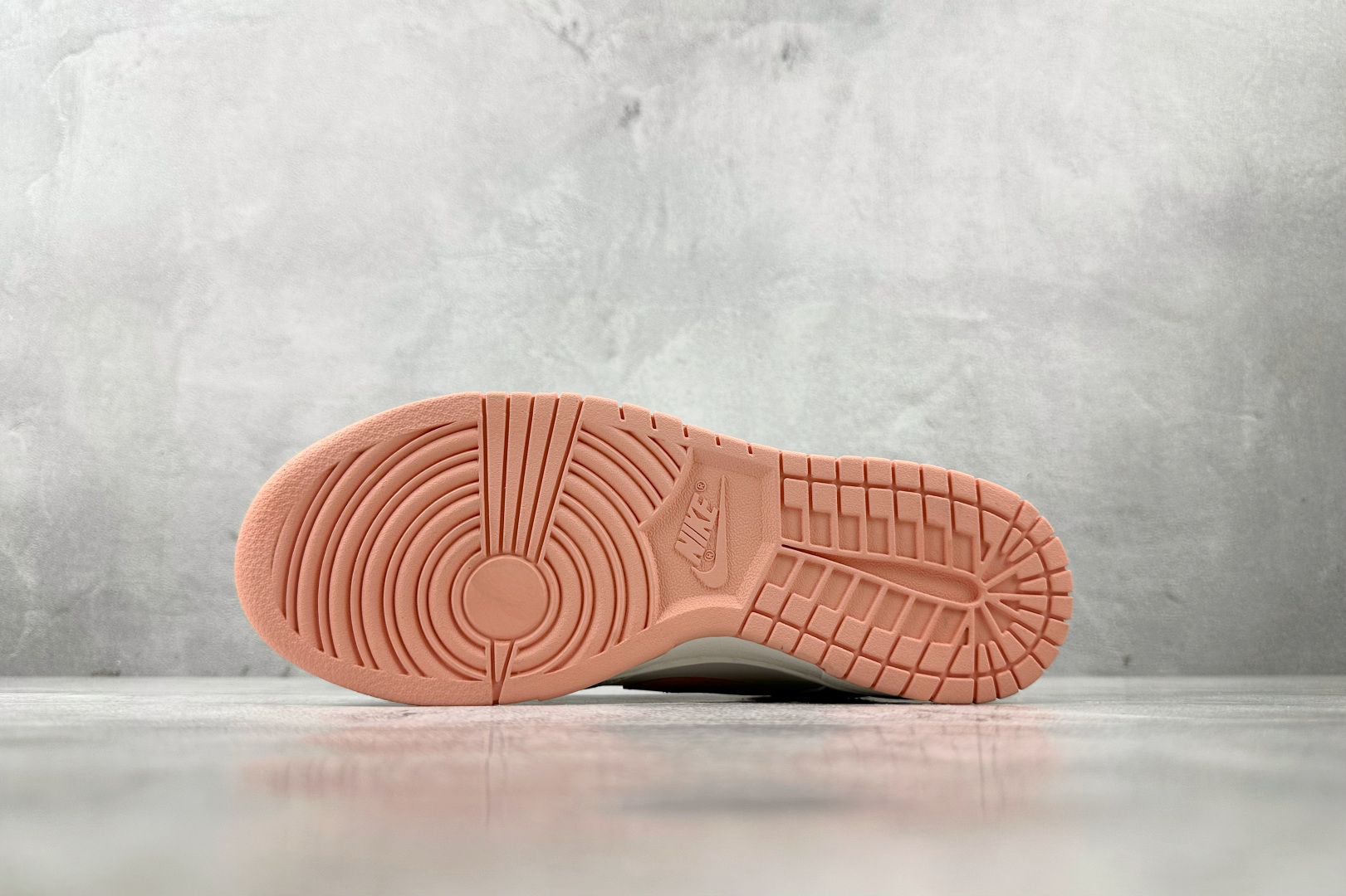 特价 
【定制球鞋】Nike Dunk 桃之夭夭 米白粉

货号：W 015
尺码：35.5 36 36