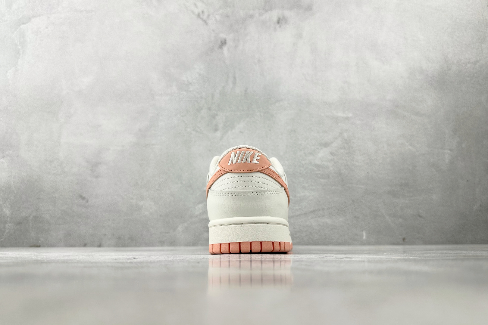 特价 
【定制球鞋】Nike Dunk 桃之夭夭 米白粉

货号：W 015
尺码：35.5 36 36