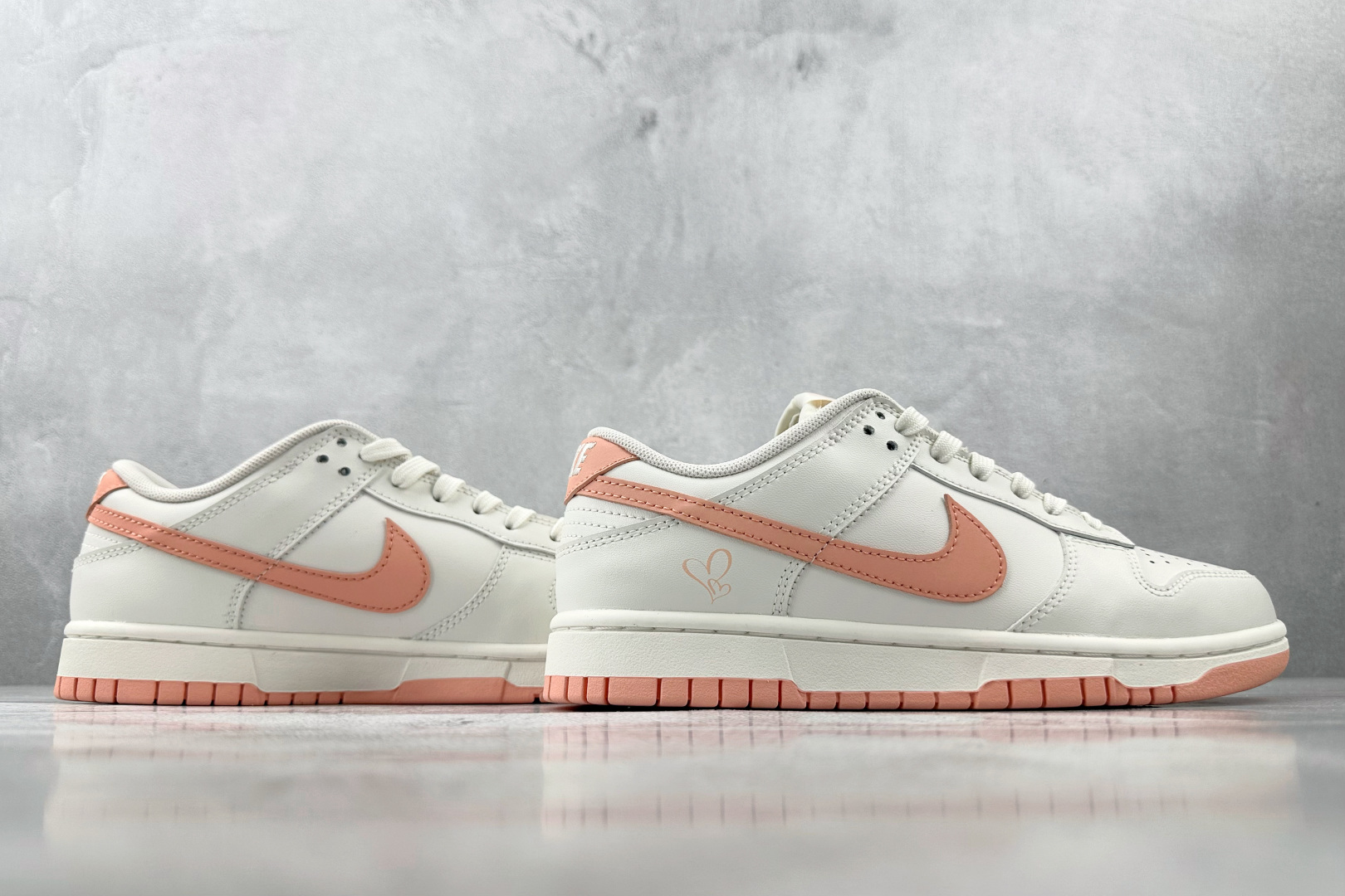 特价 
【定制球鞋】Nike Dunk 桃之夭夭 米白粉

货号：W 015
尺码：35.5 36 36