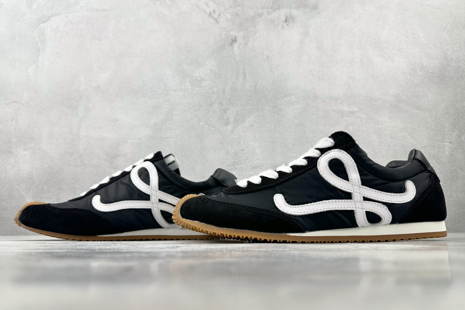 LOEWE罗意威 Ballet Runner 2.0 黑色 M816282XB3-1102 LOEWE罗意威 Ballet Runner 2.0 黑色 M816282XB3-1102