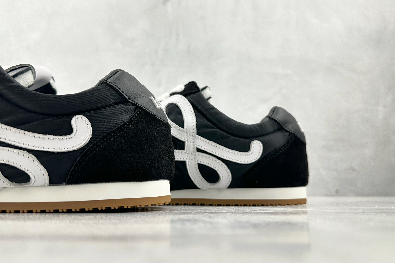 LOEWE罗意威 Ballet Runner 2.0 黑色 M816282XB3-1102 LOEWE罗意威 Ballet Runner 2.0 黑色 M816282XB3-1102