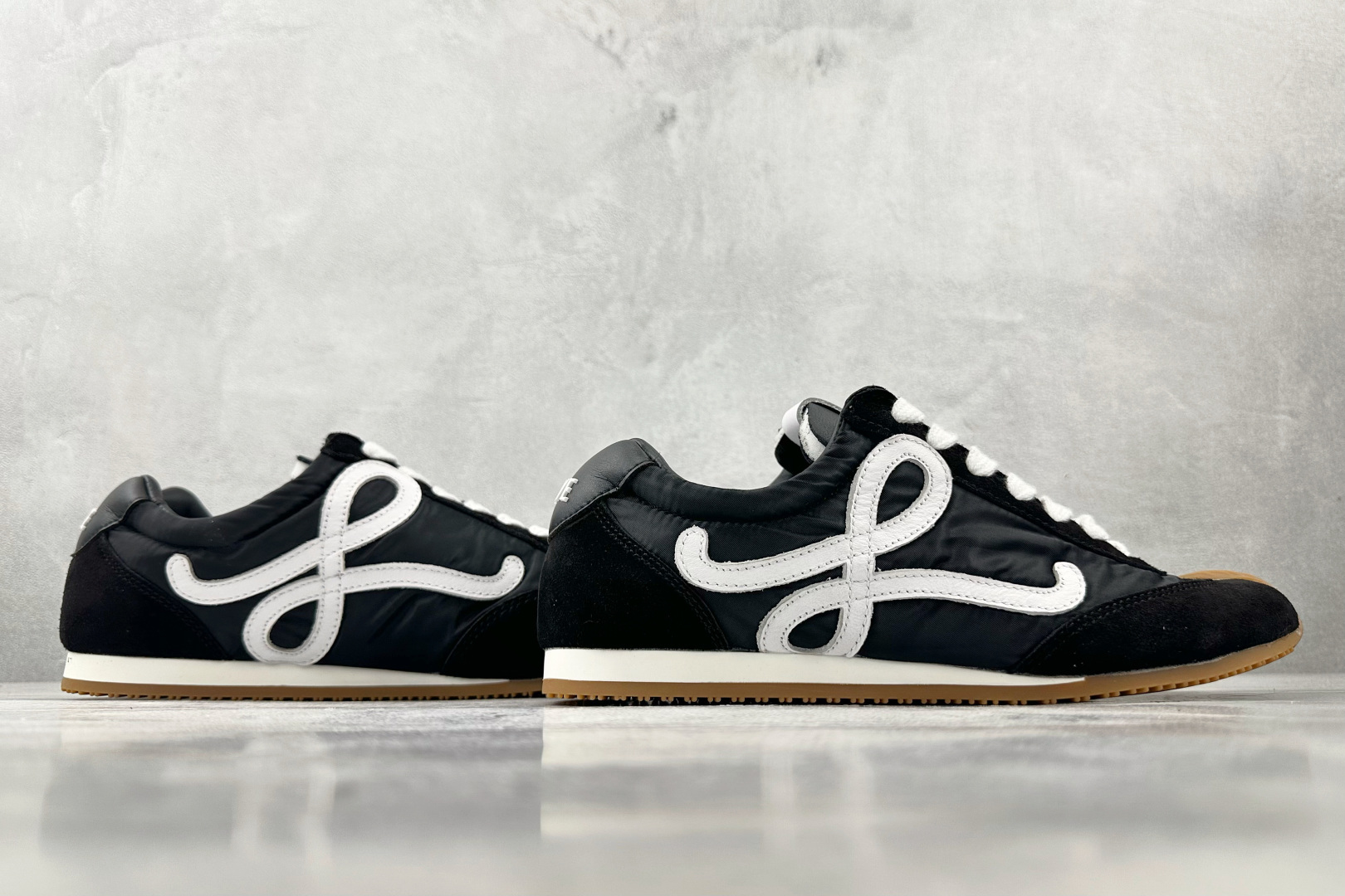 LOEWE罗意威 Ballet Runner 2.0 黑色 M816282XB3-1102 LOEWE罗意威 Ballet Runner 2.0 黑色 M816282XB3-1102