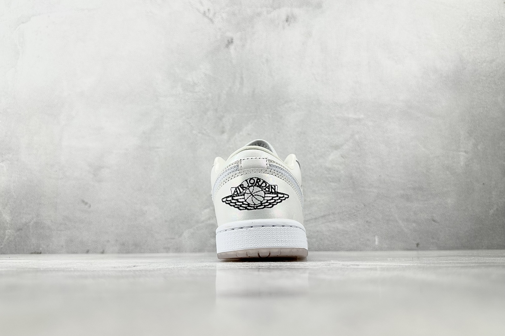 Jordan Air Jordan 1 Low WMNS CNY “蛇年限定”白棕色 HF4080-001-莆田鞋,莆田鞋货源,高仿鞋,高仿鞋货源,安福档口,莆田高仿鞋,莆田鞋批发,高仿鞋批发,莆田高仿运动鞋,高仿运动鞋,莆田运动鞋 Jordan Air Jordan 1 Low WMNS CNY “蛇年限定”白棕色 HF4080-001