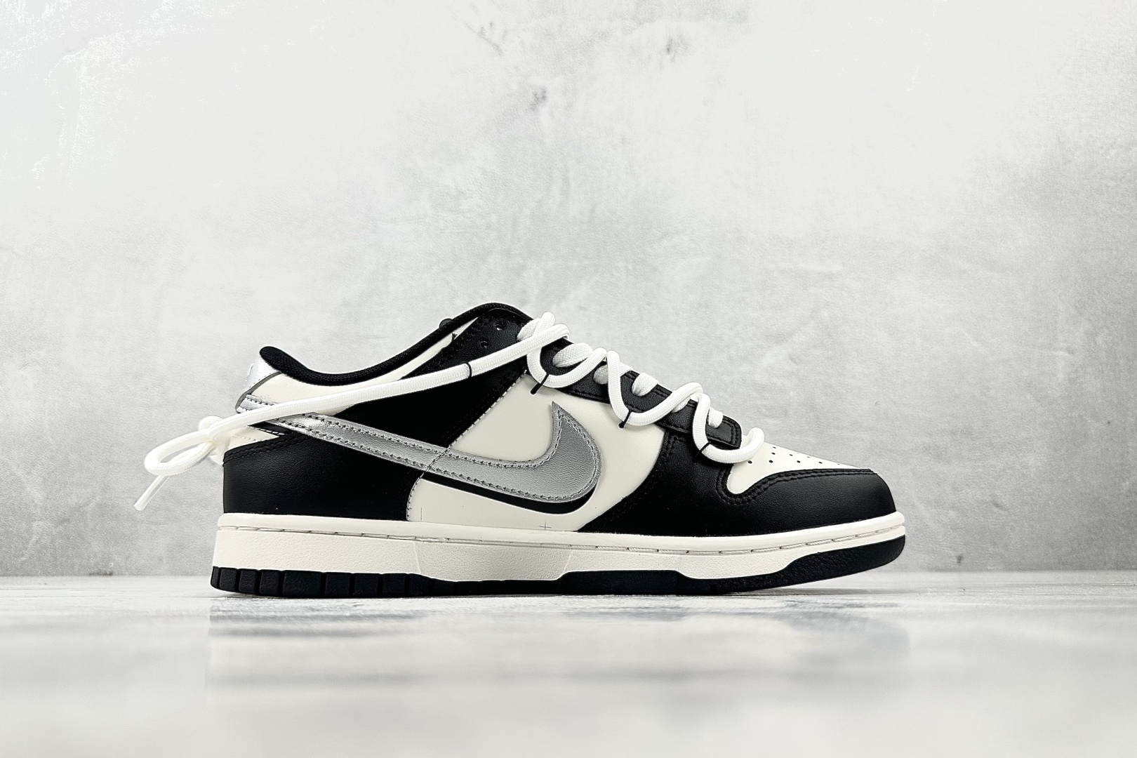 特价 
【定制球鞋】Nike Dunk 银墨 银黑

货号：DD1391-100
尺码：40 40.5 