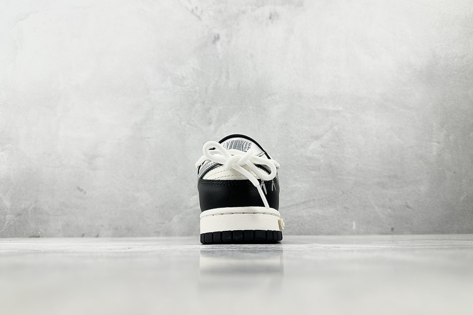 特价 
【定制球鞋】Nike Dunk 银墨 银黑

货号：DD1391-100
尺码：40 40.5 