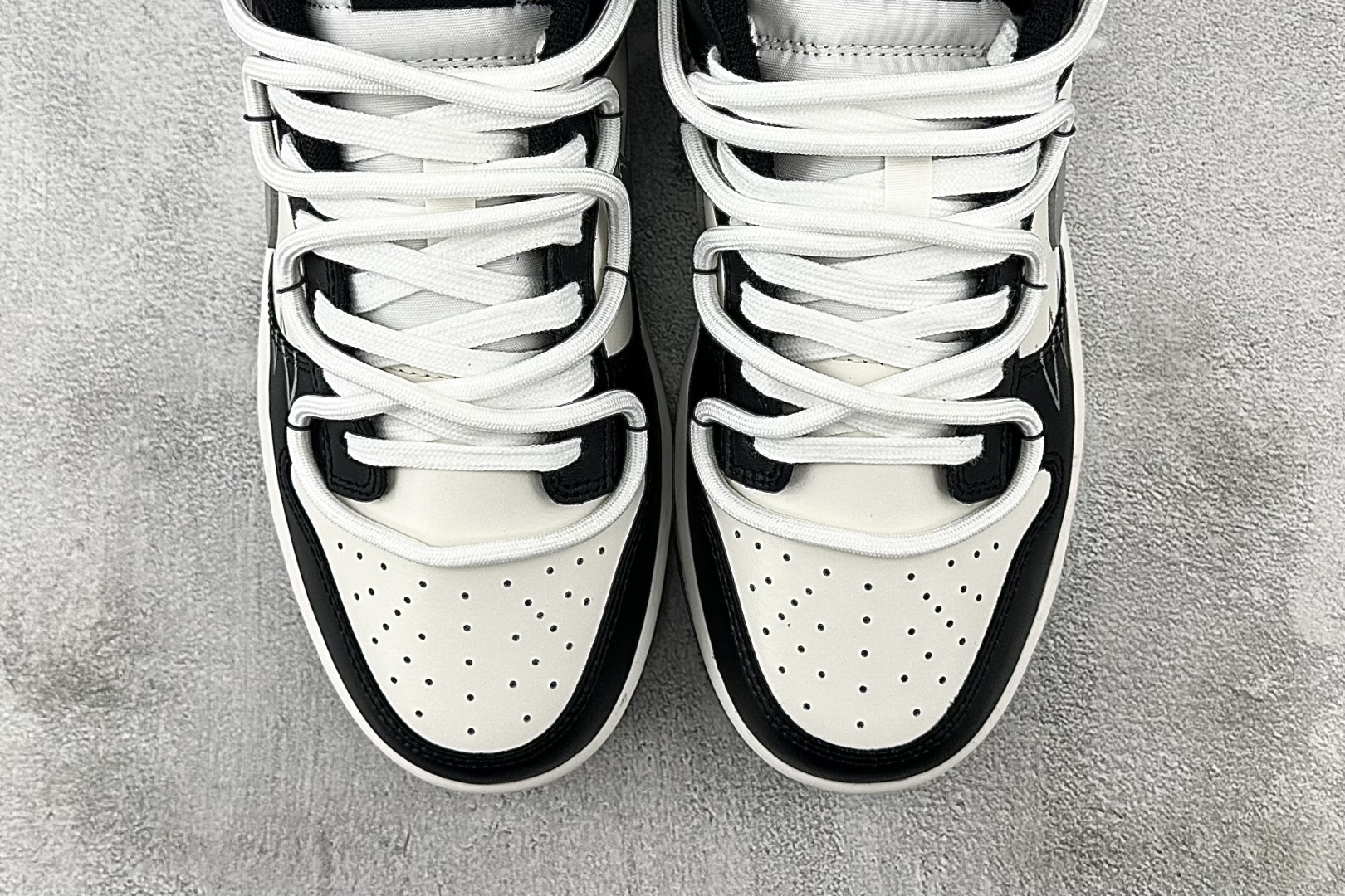 特价 
【定制球鞋】Nike Dunk 银墨 银黑

货号：DD1391-100
尺码：40 40.5 