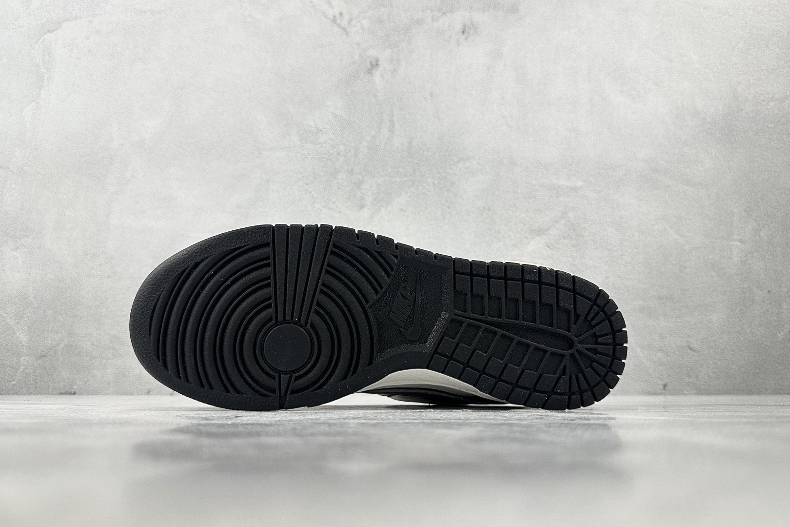 特价 
【定制球鞋】Nike Dunk 银墨 银黑

货号：DD1391-100
尺码：40 40.5 