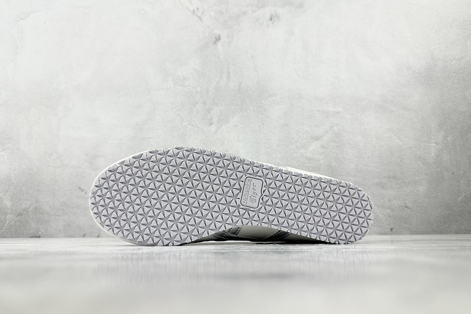 平台爆款 Onitsuka Tiger鬼塚虎 MEXICO 66 白银 1183A499-100-莆田鞋,莆田鞋货源,高仿鞋,高仿鞋货源,安福档口,莆田高仿鞋,莆田鞋批发,高仿鞋批发,莆田高仿运动鞋,高仿运动鞋,莆田运动鞋 平台爆款 Onitsuka Tiger鬼塚虎 MEXICO 66 白银 1183A499-100