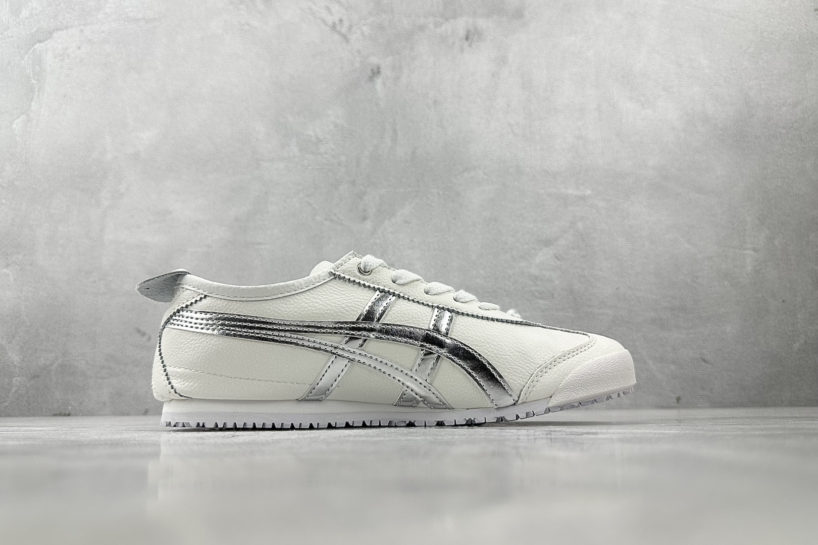 平台爆款 Onitsuka Tiger鬼塚虎 MEXICO 66 白银 1183A499-100-莆田鞋,莆田鞋货源,高仿鞋,高仿鞋货源,安福档口,莆田高仿鞋,莆田鞋批发,高仿鞋批发,莆田高仿运动鞋,高仿运动鞋,莆田运动鞋 平台爆款 Onitsuka Tiger鬼塚虎 MEXICO 66 白银 1183A499-100