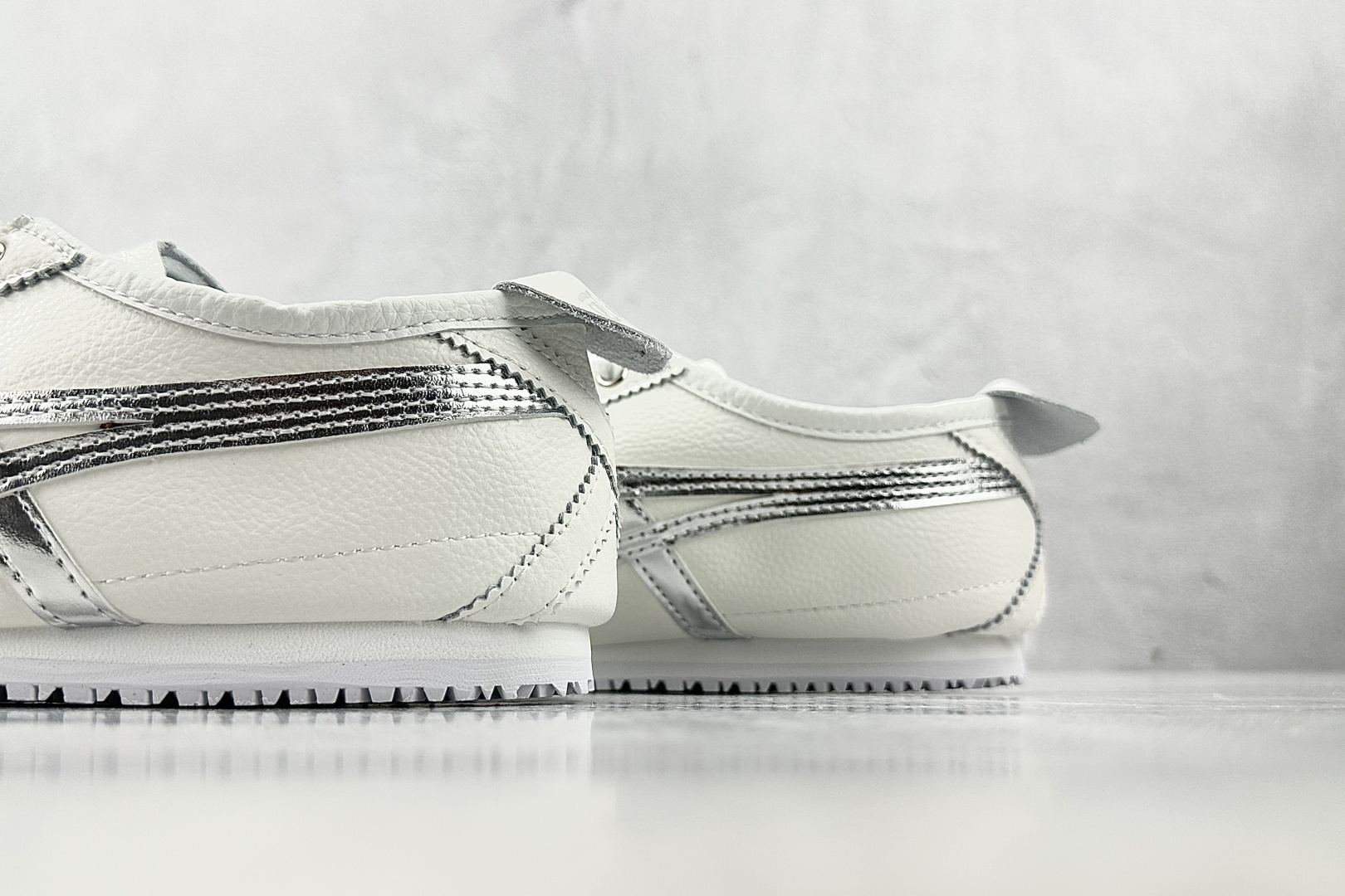 平台爆款 Onitsuka Tiger鬼塚虎 MEXICO 66 白银 1183A499-100-莆田鞋,莆田鞋货源,高仿鞋,高仿鞋货源,安福档口,莆田高仿鞋,莆田鞋批发,高仿鞋批发,莆田高仿运动鞋,高仿运动鞋,莆田运动鞋 平台爆款 Onitsuka Tiger鬼塚虎 MEXICO 66 白银 1183A499-100