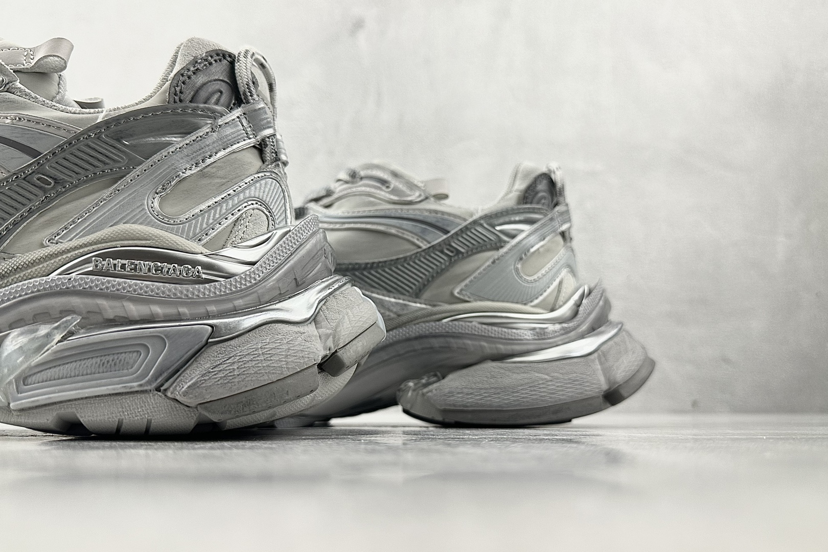 代购版 Balenciaga巴黎世家 Runner2.0 灰银色 779066WRNNY1180