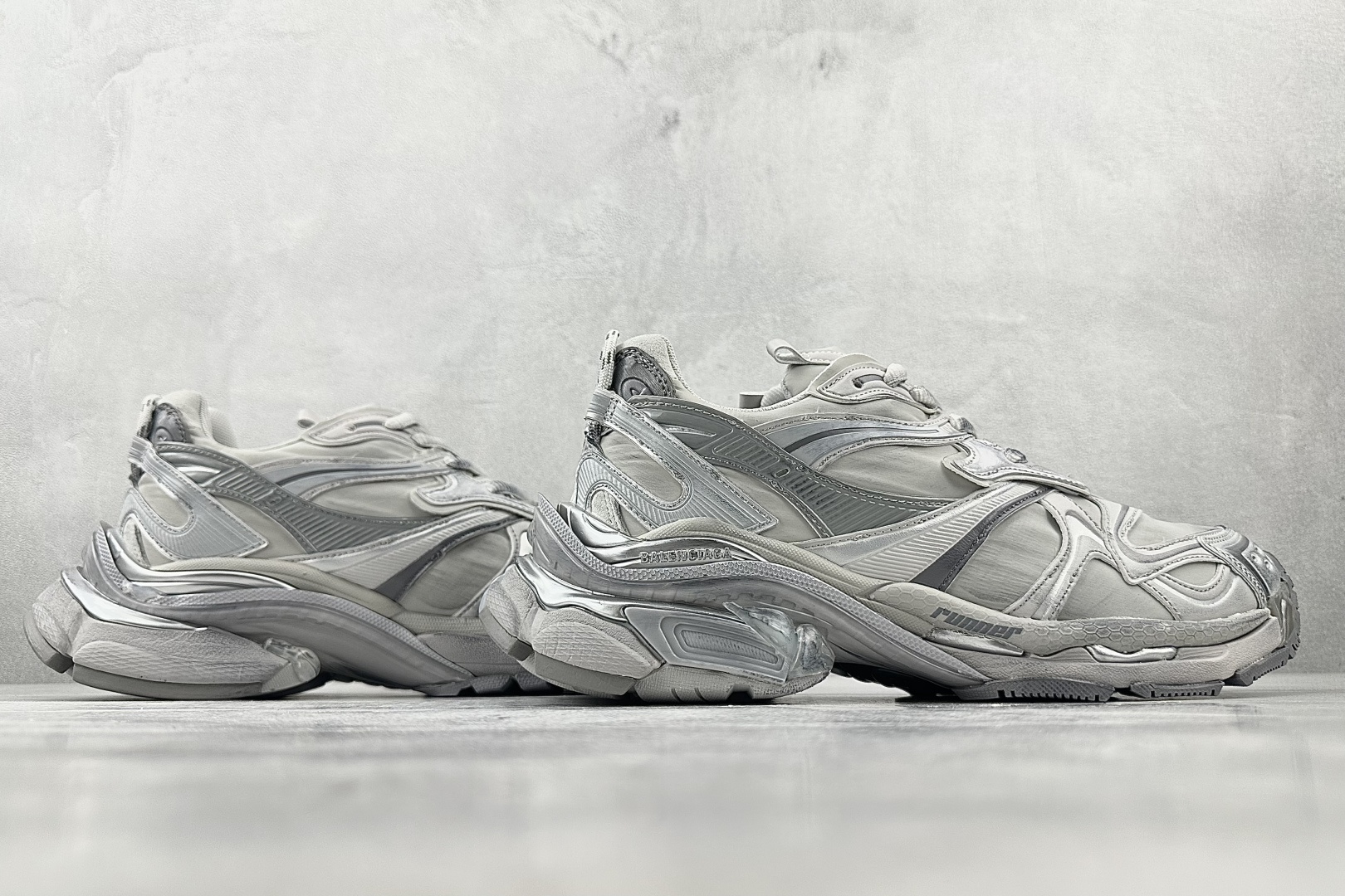 代购版 Balenciaga巴黎世家 Runner2.0 灰银色 779066WRNNY1180
