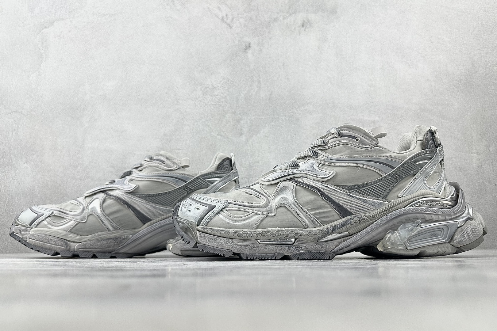 代购版 Balenciaga巴黎世家 Runner2.0 灰银色 779066WRNNY1180