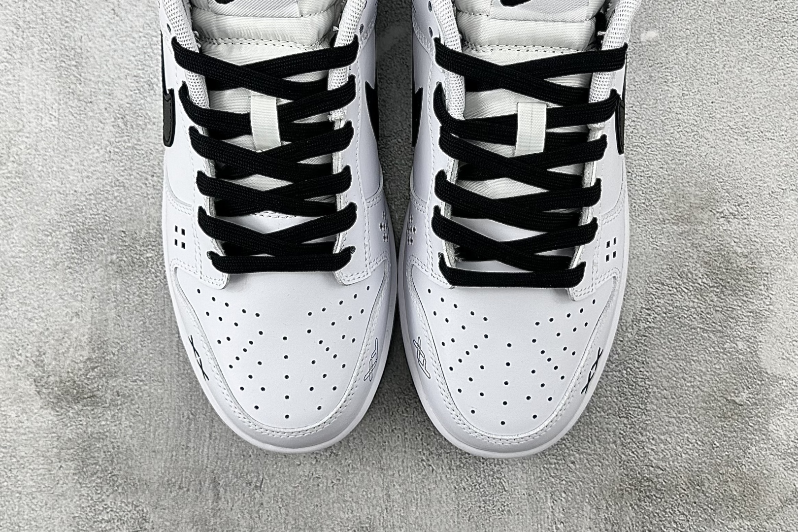 特价 
【定制球鞋】Nike Dunk 印花集 白黑色

货号：WC1220 001
尺码：40 40.