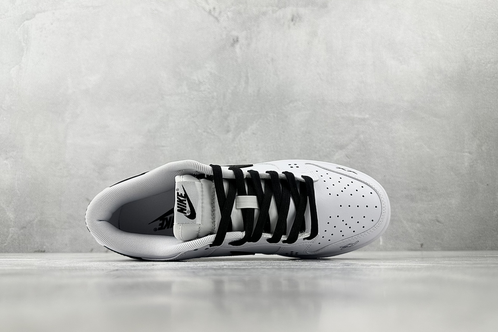 特价 
【定制球鞋】Nike Dunk 印花集 白黑色

货号：WC1220 001
尺码：40 40.