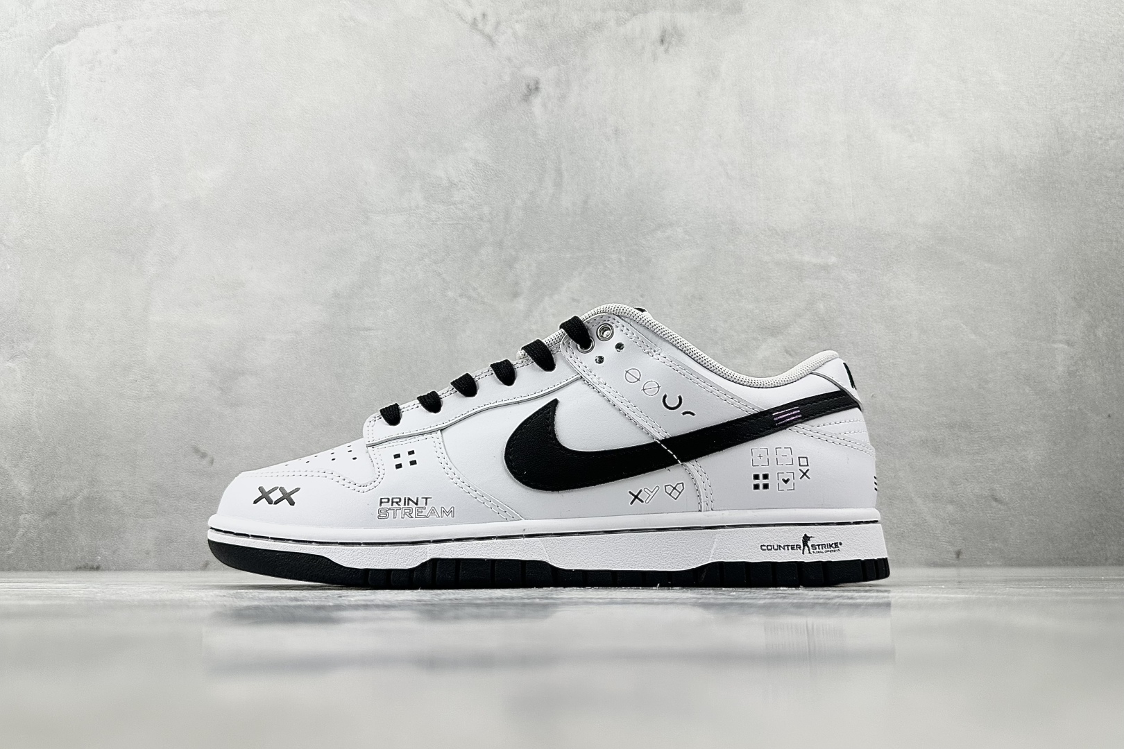 特价 
【定制球鞋】Nike Dunk 印花集 白黑色

货号：WC1220 001
尺码：40 40.
