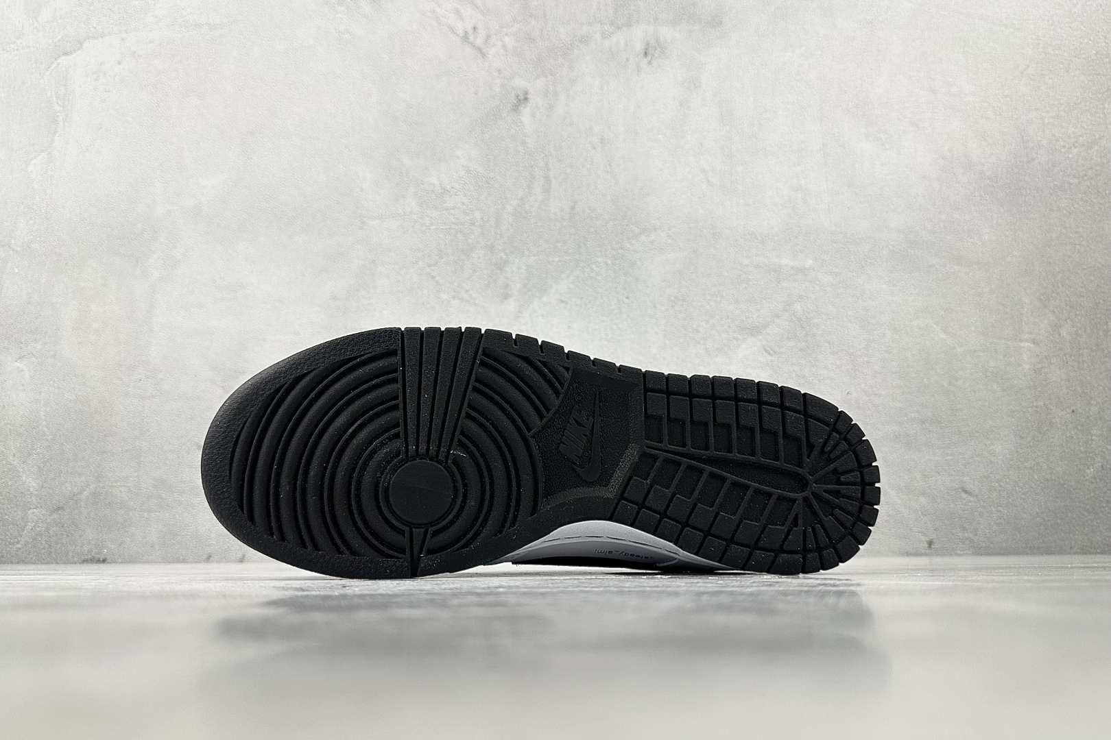 特价 
【定制球鞋】Nike Dunk 印花集 白黑色

货号：WC1220 001
尺码：40 40.
