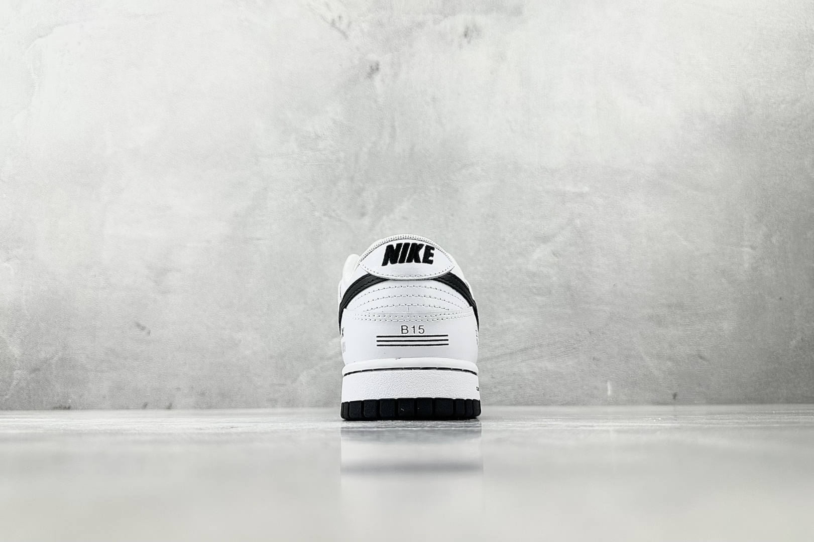 特价 
【定制球鞋】Nike Dunk 印花集 白黑色

货号：WC1220 001
尺码：40 40.