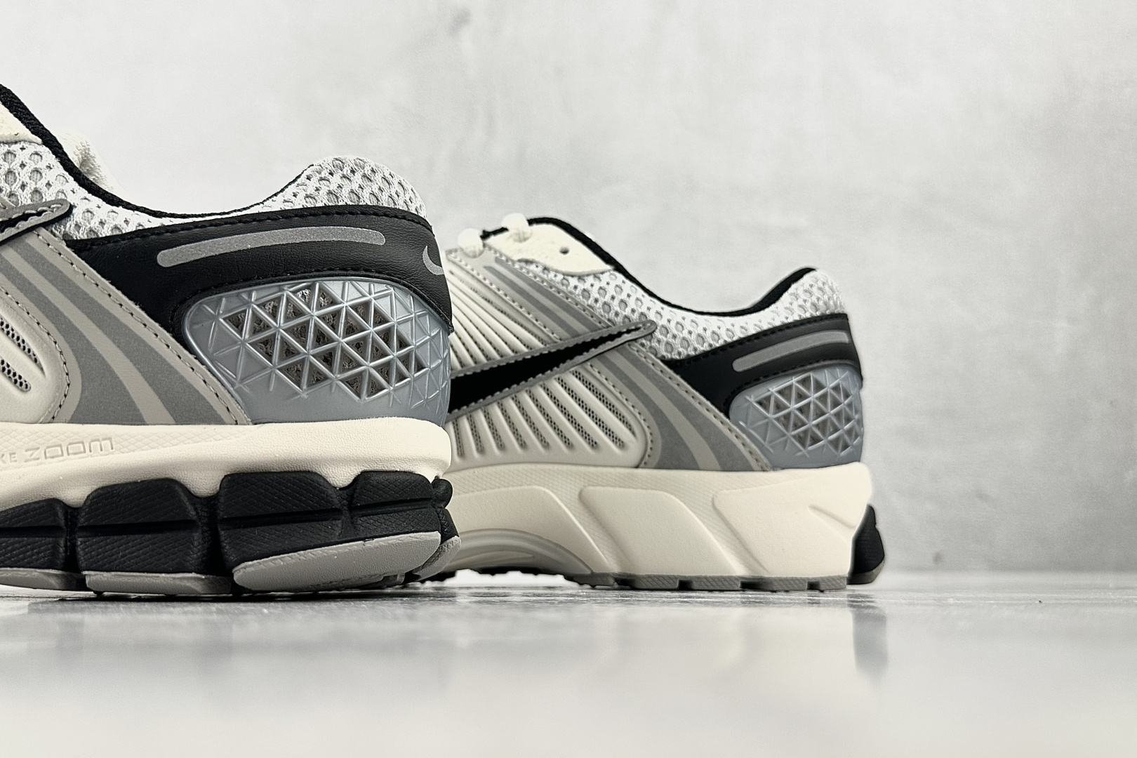 Nike Air Zoom Vomero 5灰色 HQ1182-001