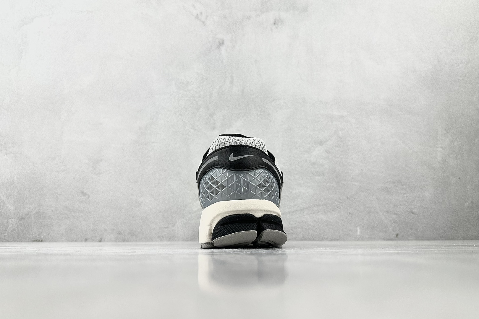 Nike Air Zoom Vomero 5灰色 HQ1182-001
