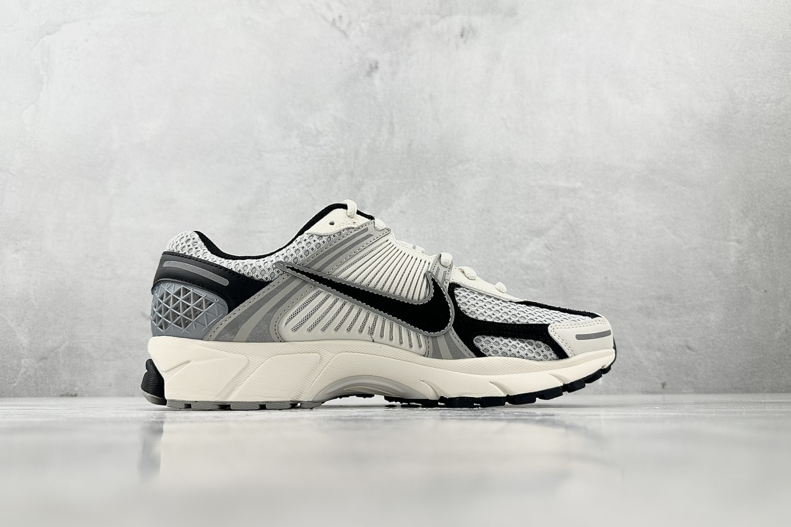 Nike Air Zoom Vomero 5灰色 HQ1182-001