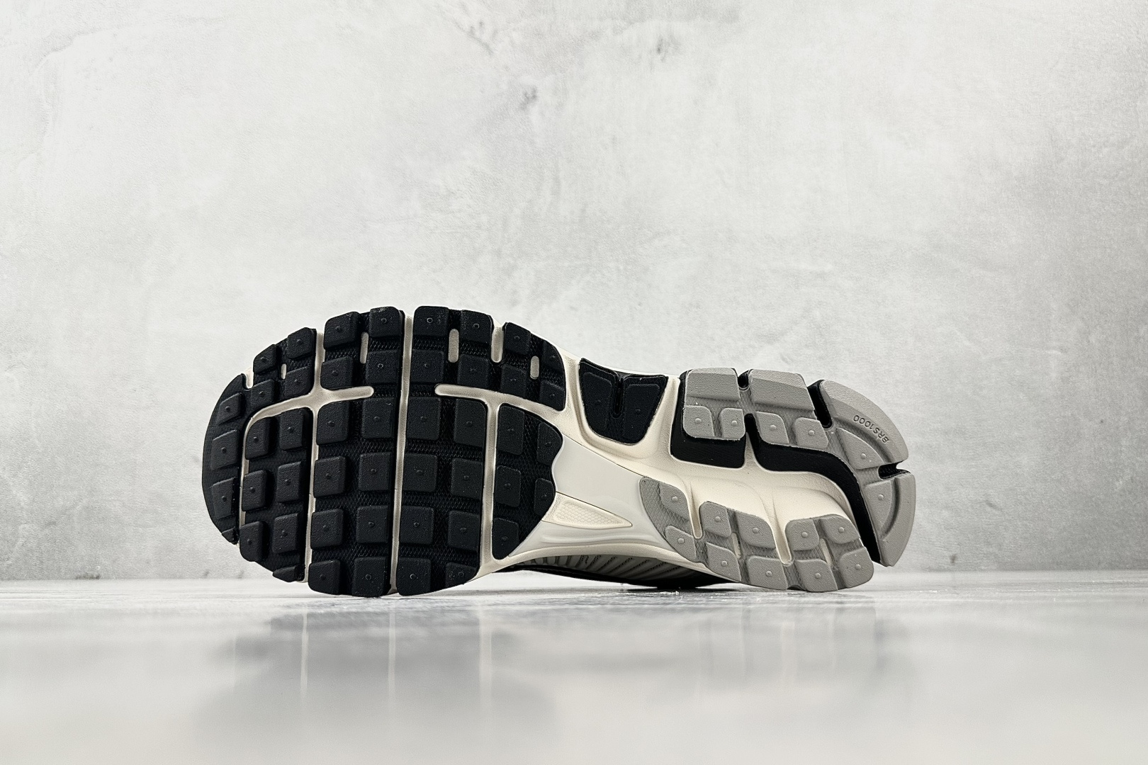 Nike Air Zoom Vomero 5灰色 HQ1182-001