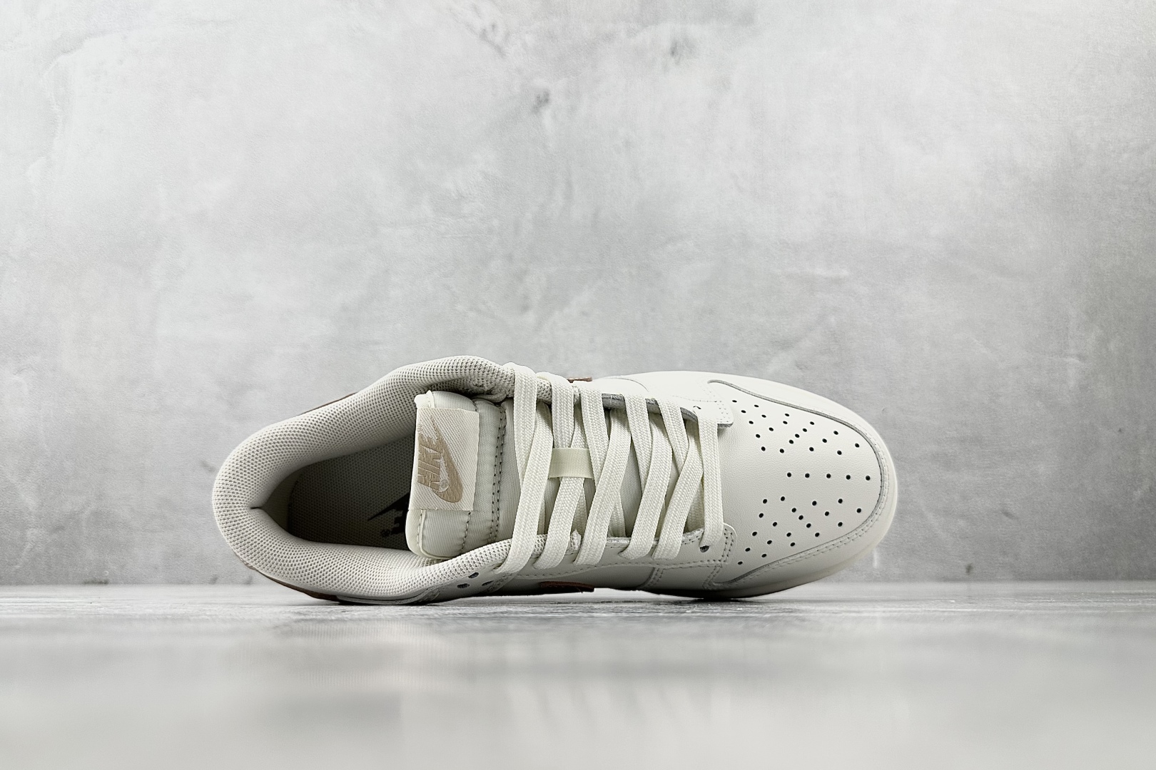 特价 
【定制球鞋】Nike Dunk摩卡慕斯 米白棕

货号：WG0212 014
尺码：35.5 3