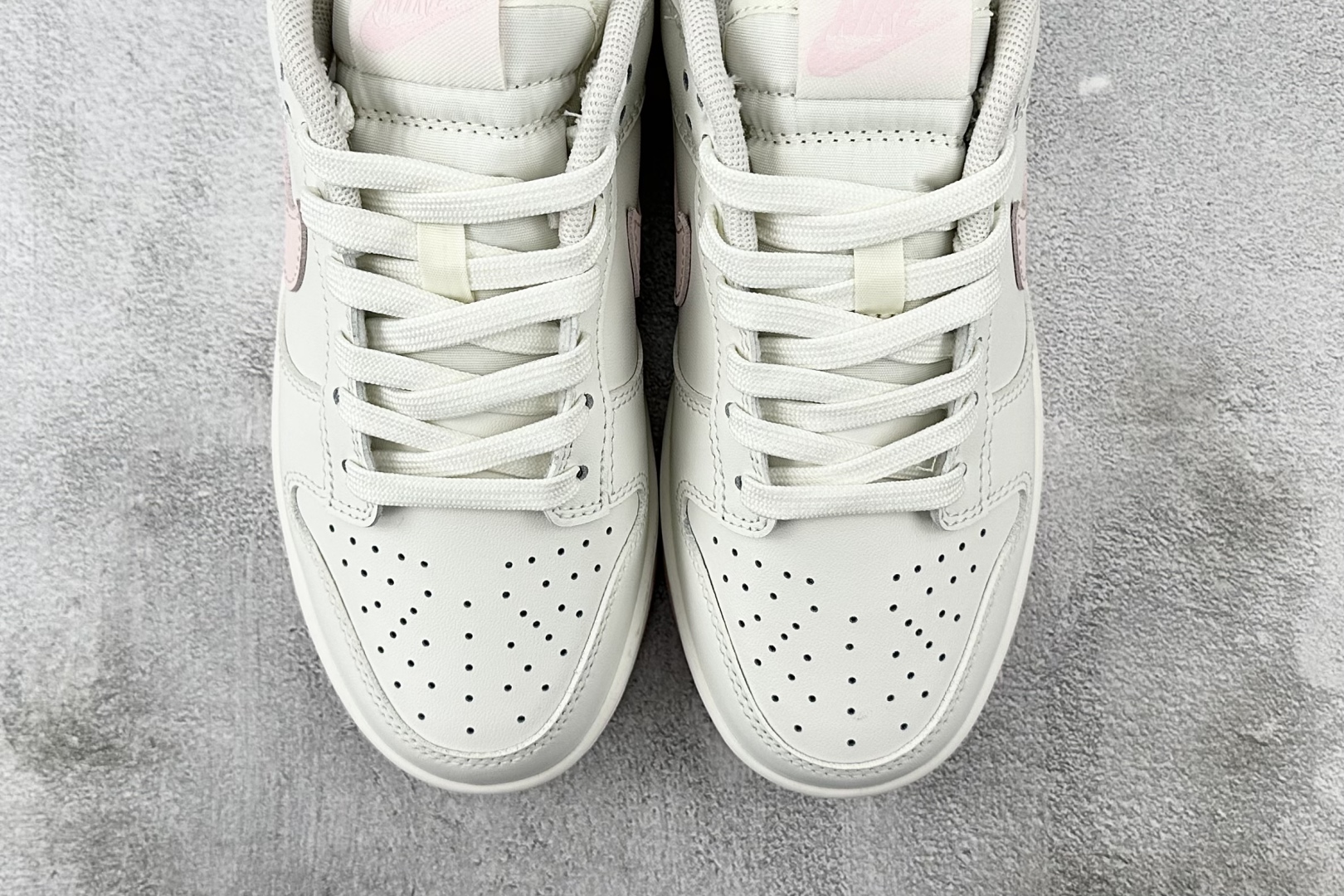 特价 
【定制球鞋】Nike Dunk 樱絮流光 米白粉

货号：W 068
尺码：35.5 36 36