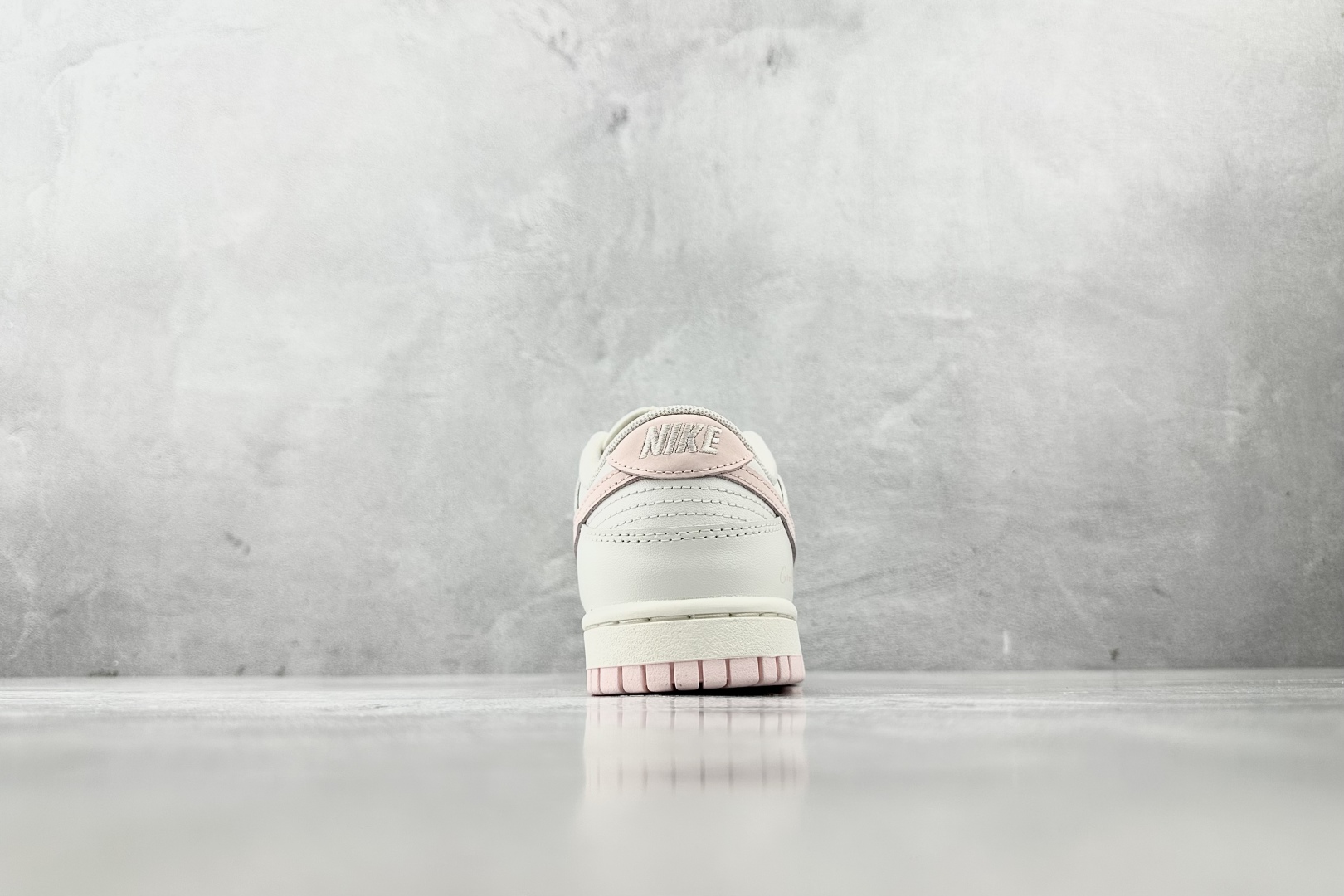 特价 
【定制球鞋】Nike Dunk 樱絮流光 米白粉

货号：W 068
尺码：35.5 36 36