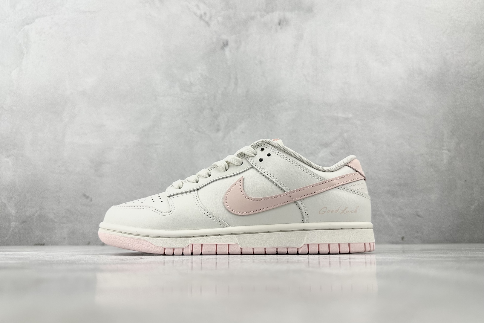 特价 
【定制球鞋】Nike Dunk 樱絮流光 米白粉

货号：W 068
尺码：35.5 36 36