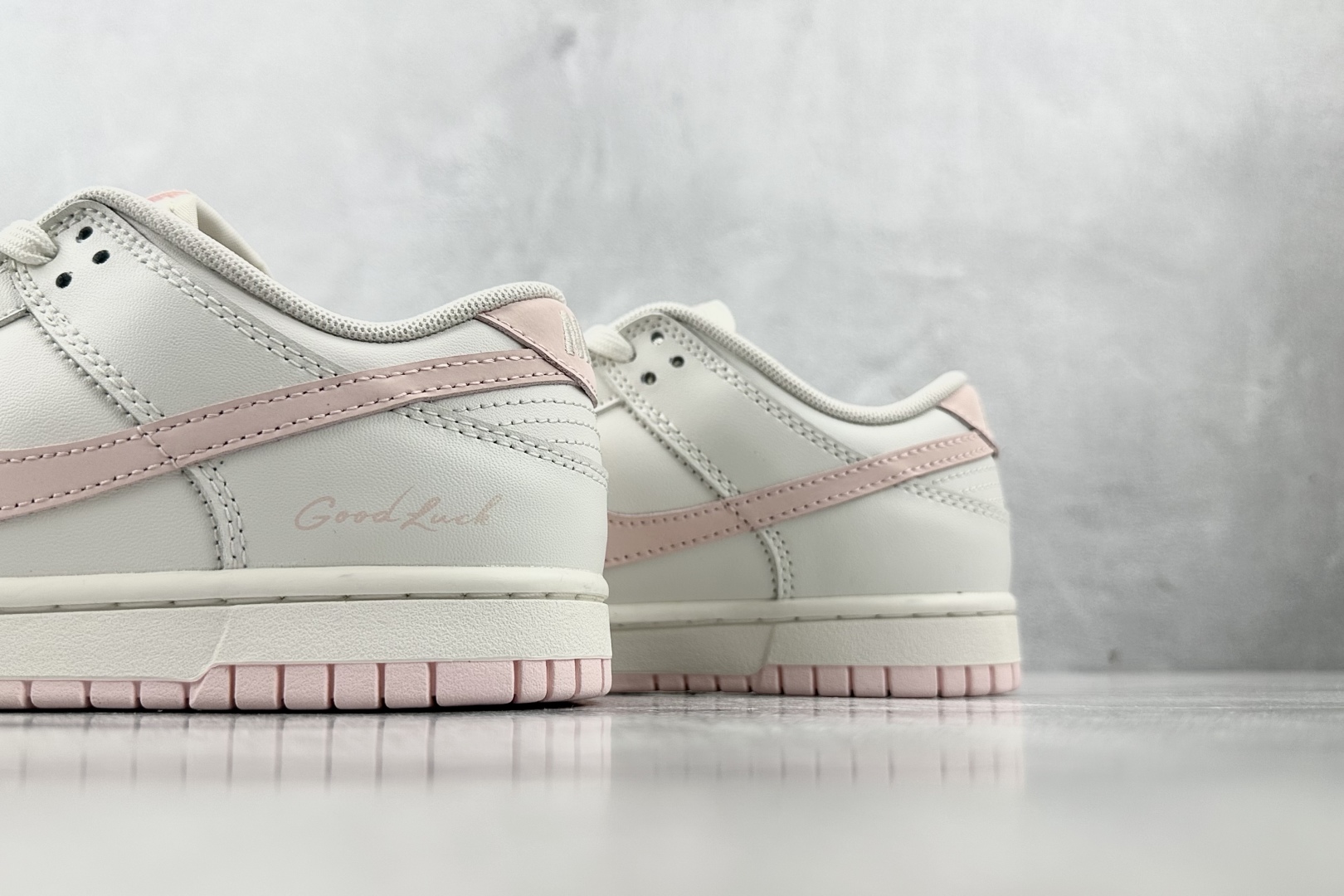 特价 
【定制球鞋】Nike Dunk 樱絮流光 米白粉

货号：W 068
尺码：35.5 36 36